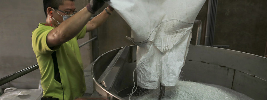 Spracovávanie plastových peliet na polyesterové vlákna